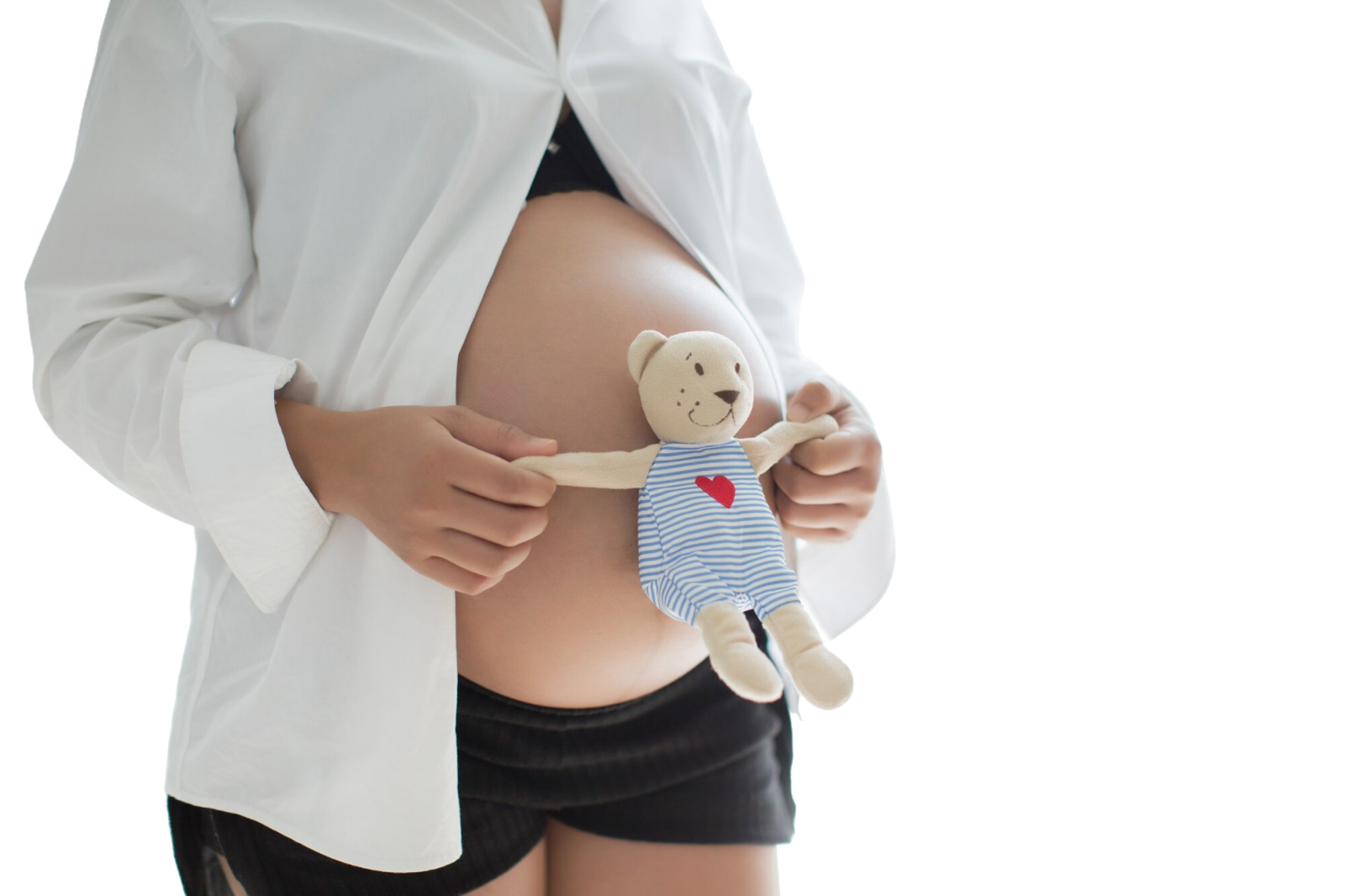 Gestante segurando um ursinho de pelúcia sobre a barriga